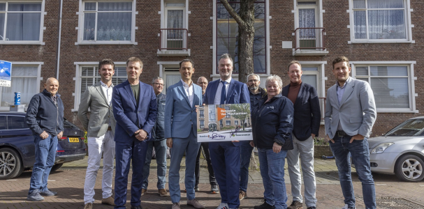 De aanneemovereenkomst voor de renovatie van de Van Maerlantlaan is getekend, groepsfoto met aanwezigen