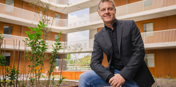 Gijsbert van Herk in de binnentuin van wooncomplex Pegasus