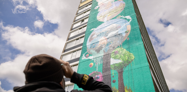Man kijkt omhoog naar muurschildering