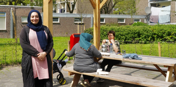 Leyla in de binnentuin