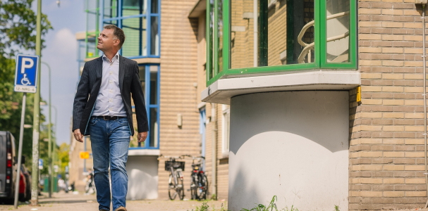 Gijsbert wandelt in de wijk