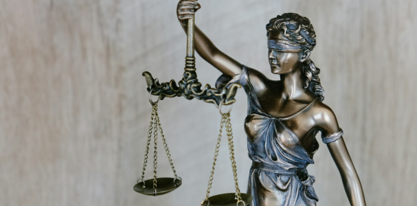 Vrouw met weegschaal 