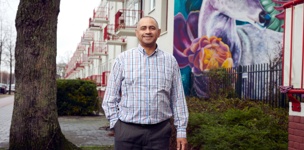Fattah technisch vastgoedmanager in de straat vlakbij een muurschildering