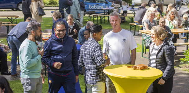 Bezoekers met elkaar in gesprek tijdens het buurtfeest burgemeester scholvinckplein