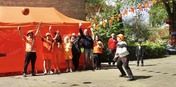 Met zijn alle voor de oranje tent op de Riddersdreef