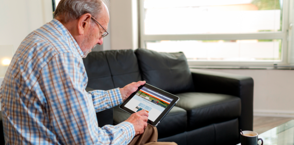 Oudere man op laptop