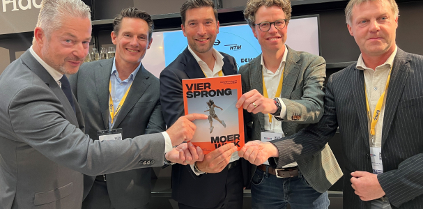 Wethouders Van Asten en Balster namen het plan in ontvangst. 