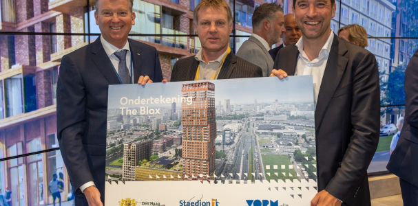 Harns Meurs, Gijsbert van Herk en Robert van Asten met een ondertekend bord voor The Blox