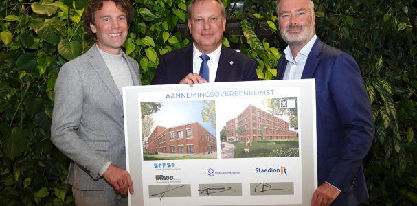 De ondertekenaars van de aanneemovereekomst voor Hart van Nootdorp