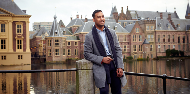 Collega van Staedion voor de Hofvijver in Den Haag