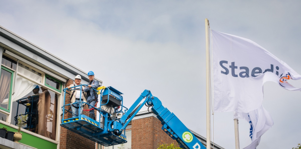 Gijsbert van Herk en Olaf de Lange samen in de hoogwerker om een vleermuiskast op te hangen