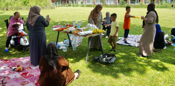 Vrouwen in het park met kinderen tijdens de picknick