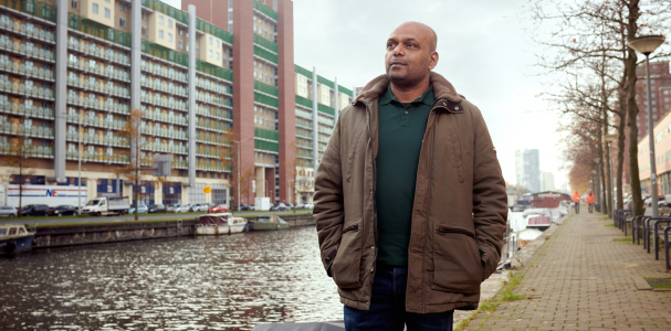 Radjin Doekaloe met op de achtergrond De Lamel in Den Haag