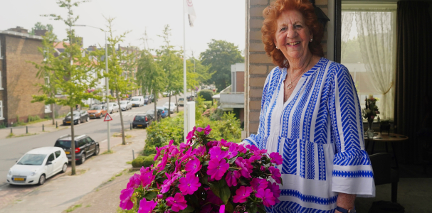 Plony op haar balkon in haar nieuwe woning in Loosduinen