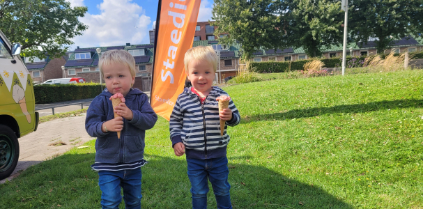 Twee kinderen smullen van een gratis ijsje