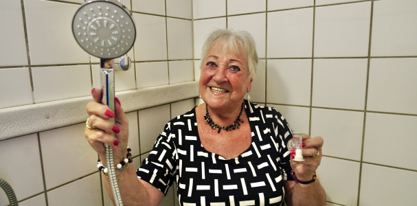 Huurder Janet is blij met de waterbesparende douchekop die ze kreeg van BeHaaglijker Wonen
