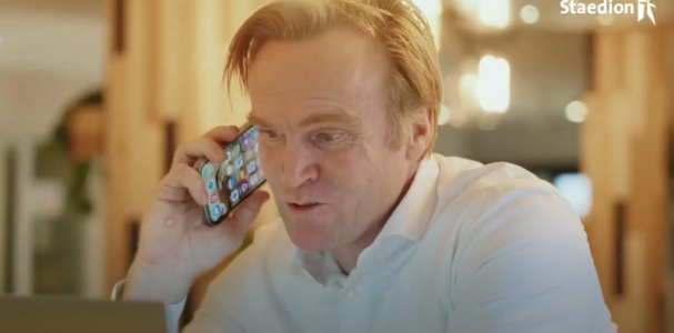 Bart-Jan aan de telefoon