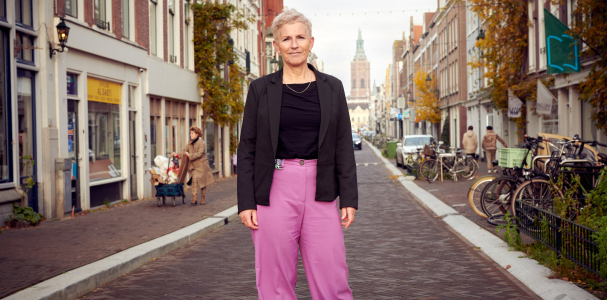 Collega van Staedion poseert in winkelstraat in Den Haag