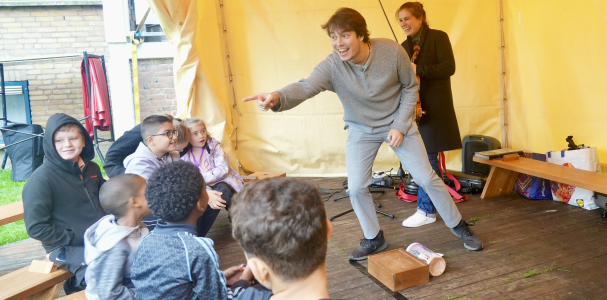 Kinderen kijken naar voorstelling De betovering