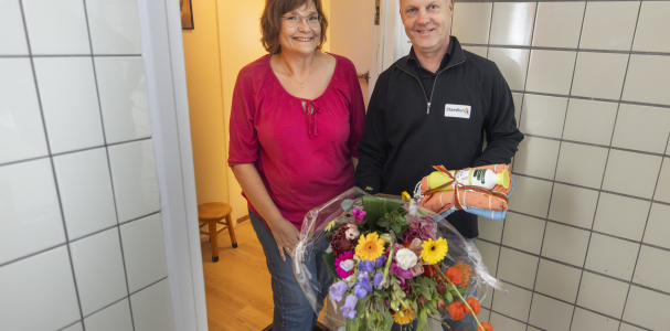 Bestuursvoorzitter Gijsbert van Herk geeft 2.400e huurder die meedoet aan BeHaaglijker Wonen een extra warm welkom