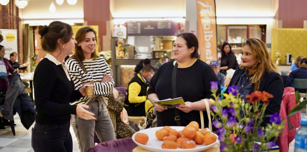 Infomarkt transvaal: vier bezoekers met elkaar in gesprek