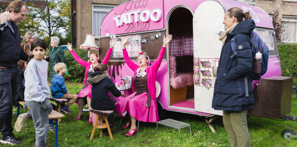 Optreden van twee dames in het roze voor een roze caravan tijdens De betovering
