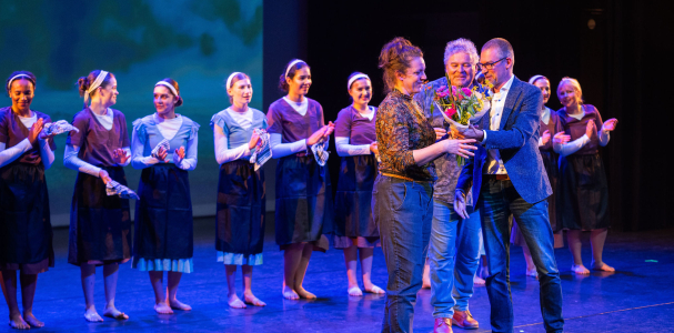 Regentes talentenshow Rudi overhandigt bloemetje