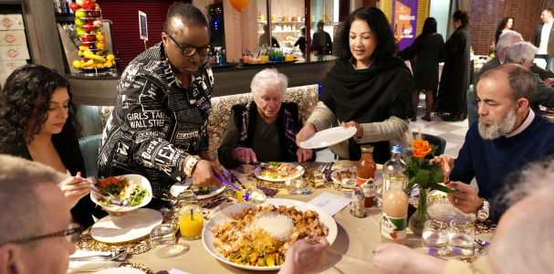 Gasten worden bediend tijdens het ontmoetingsdiner