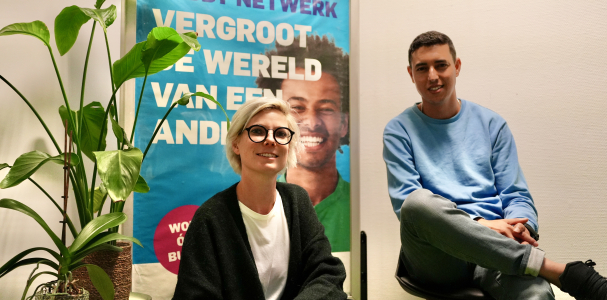 Buddy Netwerk - Ossie en Tessa zittend voor een campagneposter 