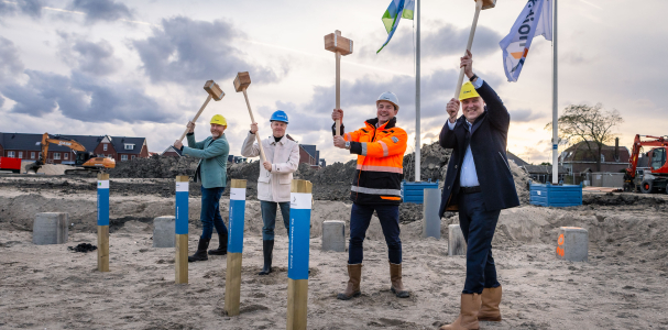 Slaan 1e paal De Kreken door vier mannen met een grote hamer
