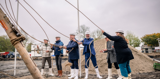 Genodigden slaan de 1e paal van Hart van Nootdorp