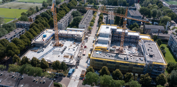 Luchtfoto van project Steenzicht in aanbouw met gele hijskraan