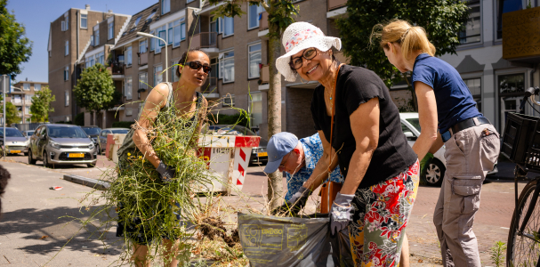 Vrijwilligers aan het werk tijden het Groenproject in de Joubertstraat