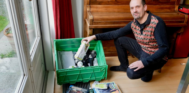 Jelle van spullenbak plaatst een eierdoos in een groene bak