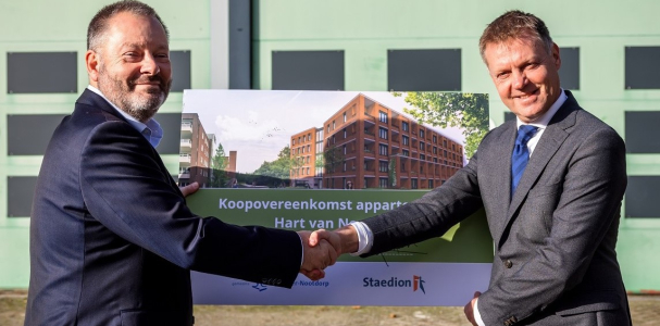 Gijsbert en Wethouder van Kuppeveld schudden hand en houden een bord van het project in hun hand