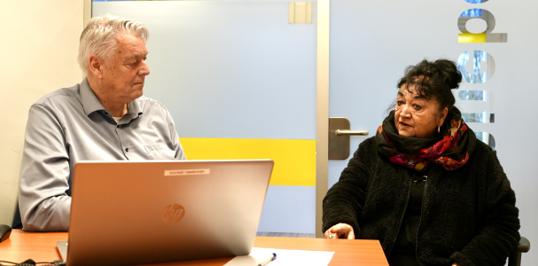 Sociaal Raadslieden, een man in gesprek met een bezoeker