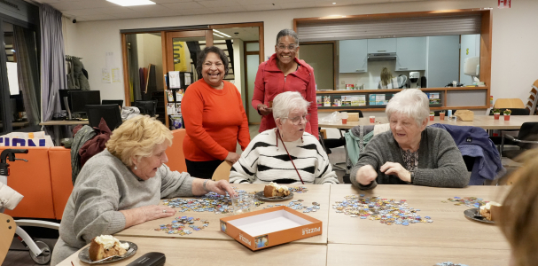 Bea en de andere dames zijn samen aan het puzzelen
