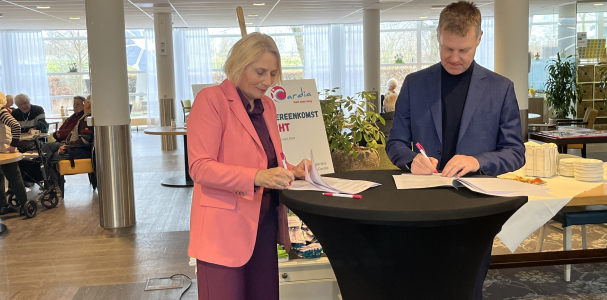 Henriëtte Bertels, bestuurder Cardia en Gijsbert van Herk, bestuurder Staedion ondertekenen samenwerkingsovereenkomst