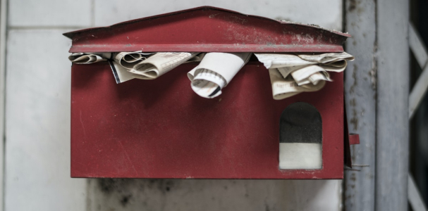 Brievenbus met brieven erin