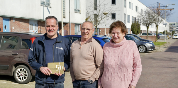 Bert en bewoners met boekje in zijn hand