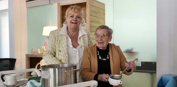 Nancy schenkt soep in met collega bij Verzilveren