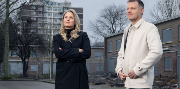 Ester en Gijsbert in gesprek in de wijk