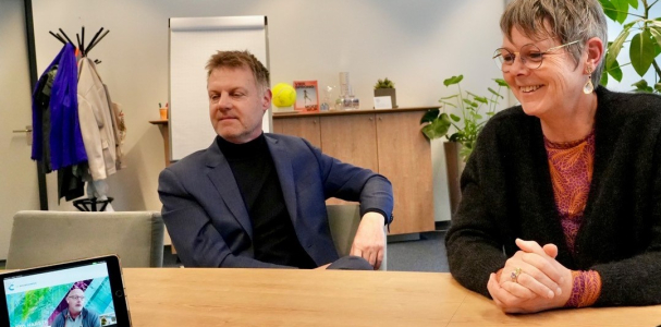 Gijsbert van Herk en Nynke Sijtsma aan tafel digitaal in gesprek met transitiemanager Atto Harsta