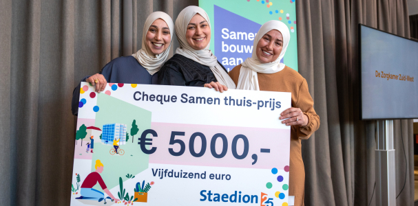 Winnaars Leyla Benali, Zeynep Özdemir en Sevim Ozdemir, oprichters Zorgkamer ZuidWest met de cheque in handen