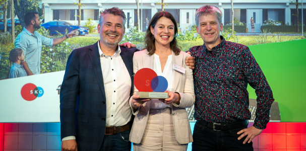 V.l.n.r. Bas Verstijnen (Heijmans), Sylvia Leus (Staedion) en Pieter Birnage (Gemeente Den Haag) op het podium met de prijs in handen 