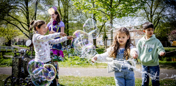 Kinderen spelen buiten met bellenblaas tijdens de feestelijke start van BRUIS