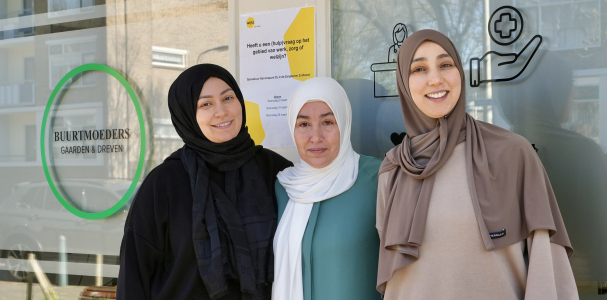 Oprichters Leyla, Sevim en Zeynep van Zorgkamer ZuidWest voor het gebouw