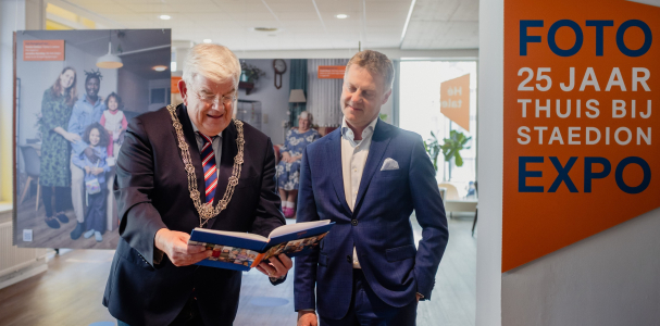 Burgemeester Van Zanen ontvangt het jubileumboek uit handen van Gijsbert van Herk