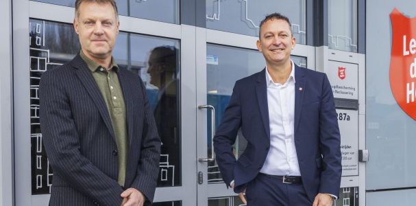 Gijsbert van Herk en Marc Verburg, regiodirecteur Noordwest Leger des Heils