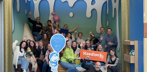 25 medewerkers pakken 510 verjaardagsboxen in voor Jarige Job